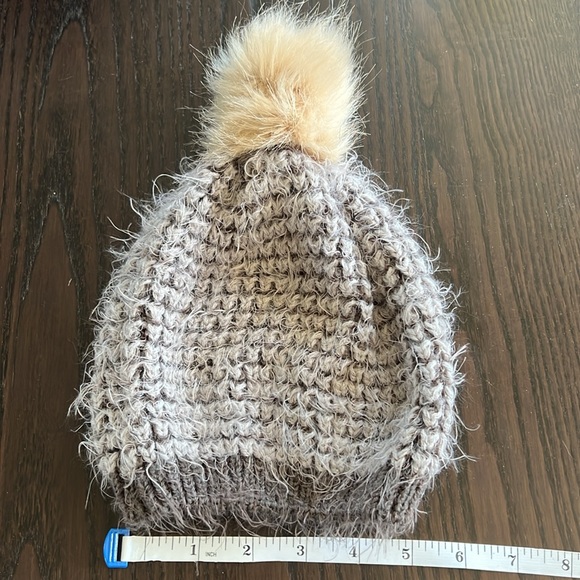 Knit hat with pom pom - Picture 3 of 6